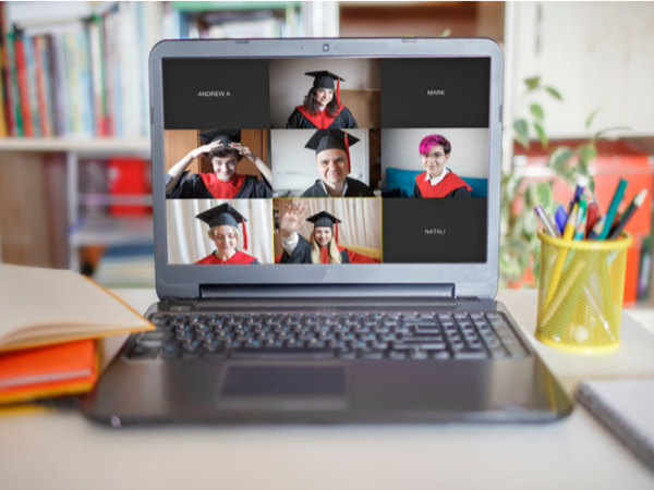 疫情时期如何策划一场混合毕业典礼?